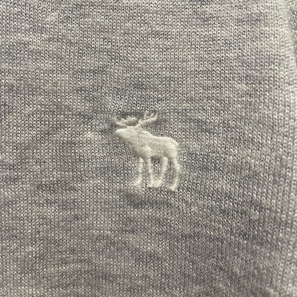 Abercrombie & Fitch // Iconic Crewneck - Picture 2 of 4